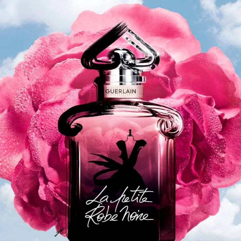 La Petite Robe Noire : L'Élégance Parisienne